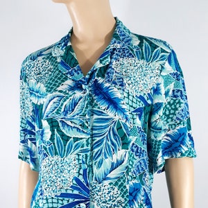 Women&#39;s Shirt Hawaiian 80&#39;s 90&#39;s Short Sleeve Blue White Floral 100% Rayon Woven Excellent Condition Vintage by LEE DAVID Collection Size S