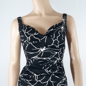 Women&#39;s Swimsuit One Piece Black White Abstract Bombshell Glamour Gathered Flawless Like New Condition by CROFT & BARROW size 12