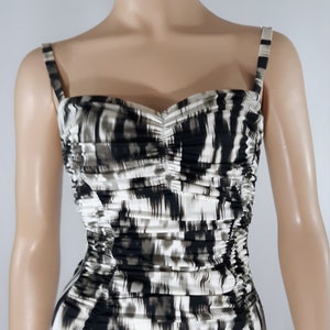 Women&#39;s Swimsuit One Piece Black White Abstract Bombshell Glamour Gathered Flawless Like New Condition by CROFT & BARROW size 8