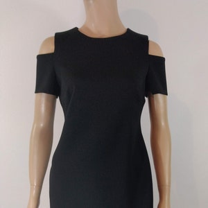 Black Dress CALVIN KLEIN Women&#39;s Short Sleeve Cold Shoulder Thick Stretch Fabric Gold Zipper Lux Flawless Like New Condition Vintage Size 4