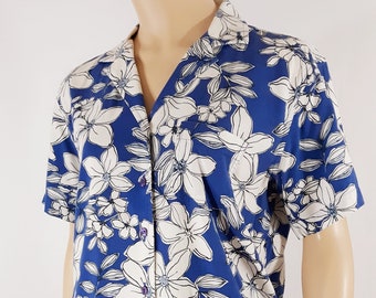Women's Hawaiian Shirt 80's Short Sleeve Blue White Floral 55% Cotton 45 Rayon Fbaric Blue Buttons Vintage by CLASSIC ELEMENTS Petite Size M
