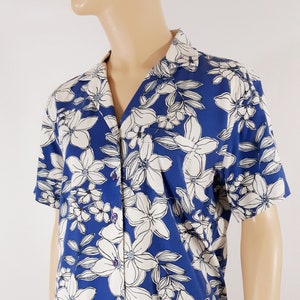 Women&#39;s Top Hawaiian 80&#39;s Short Sleeve Blue White Floral 55% Cotton 45 Rayon Fabric Blue Buttons Vintage by CLASSIC ELEMENTS Petite Size M
