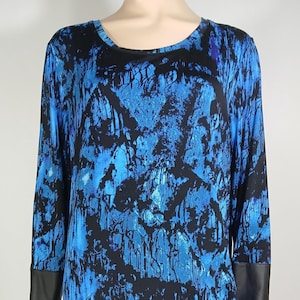 Women&#39;s Blouse Long Sleeve Abstract Print Blue Black Stretch Drapey Black Trim Pullover GORGEOUS Like New Condition Vintage by NYGARD Size L