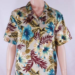 80&#39;s Women&#39;s Shirt Hawaiian Short Sleeve Blue Biege Maroon Floral Tropical Cotton Ramie Excellent Condition Vintage by WHISPERS Size L