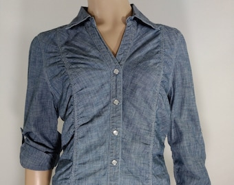 Camisa vaquera vintage: algodón azul claro, manga ajustable, talla pequeña