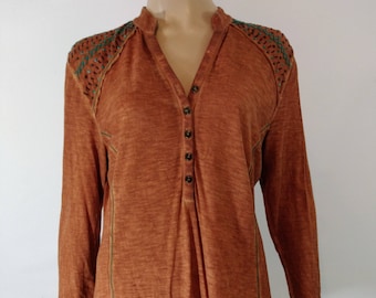 Reba Women's Shirt Boho Southwestern Long Sleeve Cotton/Rayon Blue Studs Neckline Lux Excellent Like New Condition Vintage by REBA Size M