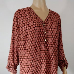 Women&#39;s Blouse Top Women&#39;s Adjustable Long Sleeve Geo Print Orange Black White Gorgeous Like New Condition Vintage by JM COLLECTION Size L