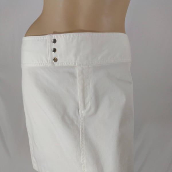 BANANA REPUBLIC Skirt Women's White Mini Skirt 99% Stretchy Cotton 3 Silver Snaps Cool Spring Summer Lux Excellent Condition Vintage Size 8