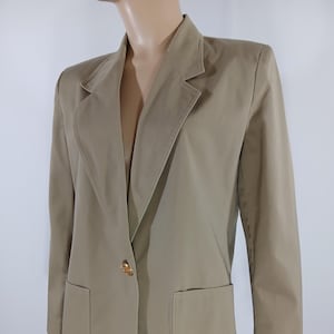 Beige Blazer Women&#39;s 70s 80&#39;s Long Sleeves Pockets Shoulder Pads Gold Button Excellent Condition Vintage by COUNTRY SUBURBANS USA Size 8