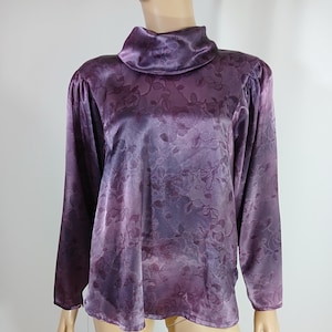 Women&#39;s Blouse 80&#39;s Purple Shiny Satin Subtle Floral High Neck 3/4 Sleeves Side Slit Excellent Like New Condition Vintage by D DULAMI Size M