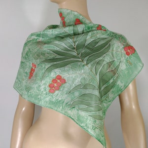 80&#39;s Women&#39;s Scarf Square Green Orange White Silky Leaves & Berries Art Print Classic Glamorous Very Good Condition Vintage