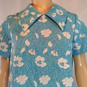 60&#39;s 70&#39;s Top Women&#39;s Short Sleeve Topaz Blue Metallic Silver Floral Huge Collar Back Zip Excellent Condition Vintage by HANDMADE Size M