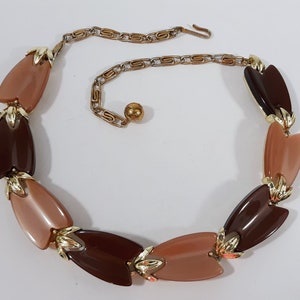 Lisner 60&#39;s Necklace Jewelry Womens Gold Tone Brown Biege Pearlized Lucite Choker Like New Signed Gift Box Excellent Vintage SIGNED LISNER