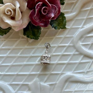 Charm de corona de plata de ley