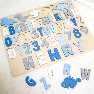 Quebra-cabeça de madeira personalizado com o alfabeto e dinossauros, ideal para presentear crianças. Quadro de atividades com o alfabeto, perfeito para o Natal, aniversário e chá de bebê. imagem 1