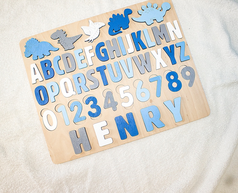 Quebra-cabeça de madeira personalizado com o alfabeto e dinossauros, ideal para presentear crianças. Quadro de atividades com o alfabeto, perfeito para o Natal, aniversário e chá de bebê. imagem 4