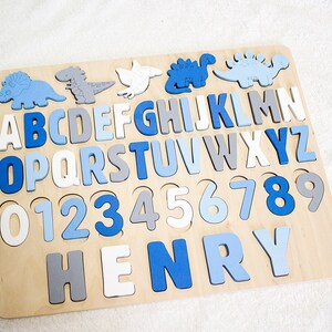 Quebra-cabeça de madeira personalizado com o alfabeto e dinossauros, ideal para presentear crianças. Quadro de atividades com o alfabeto, perfeito para o Natal, aniversário e chá de bebê. Blue gray