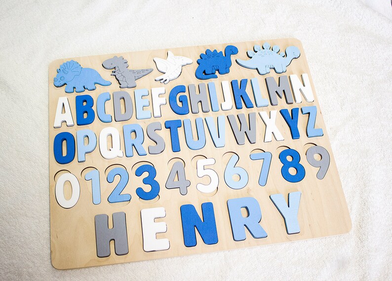 Quebra-cabeça de madeira personalizado com o alfabeto e dinossauros, ideal para presentear crianças. Quadro de atividades com o alfabeto, perfeito para o Natal, aniversário e chá de bebê. Blue gray
