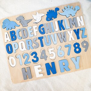 Quebra-cabeça de madeira personalizado com o alfabeto e dinossauros, ideal para presentear crianças. Quadro de atividades com o alfabeto, perfeito para o Natal, aniversário e chá de bebê. imagem 3