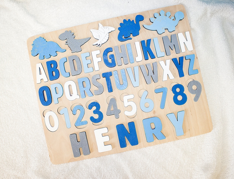 Quebra-cabeça de madeira personalizado com o alfabeto e dinossauros, ideal para presentear crianças. Quadro de atividades com o alfabeto, perfeito para o Natal, aniversário e chá de bebê. imagem 3