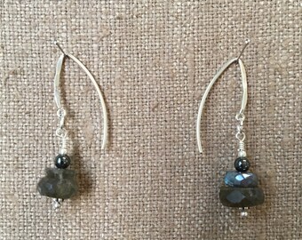 Boucles d’oreilles labradorite et hématite | Bijoux perlés à la main | Bellezza par Lyn bijoux perlés à la main