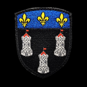 Peut inclure: Un écusson brodé noir et bleu avec trois tours blanches et trois fleurs de lys jaunes.