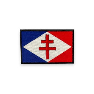 Puede incluir: Parche bordado con un diseño de cruz doble roja sobre un rombo blanco, sobre fondos azul y rojo. El parche tiene un borde negro y es de forma rectangular.