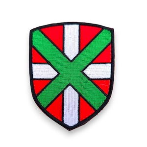 Peut inclure: Un écusson en forme de bouclier avec un fond rouge et un motif de croix vert. Des rayures blanches sont sur la croix. L'écusson a une bordure noire.