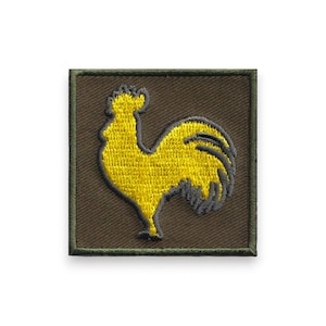 Puede incluir: Parche cuadrado bordado con un diseño de gallo amarillo y detalles grises sobre un fondo marrón. El parche tiene un borde verde oscuro. Adecuado para chaquetas, bolsos u otros artículos de tela.