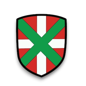 Peut inclure: Un emblème en forme de bouclier représentant le drapeau basque. Le bouclier a une bordure noire, avec un fond rouge et une croix verte. Des lignes blanches verticales et horizontales croisent la croix verte.