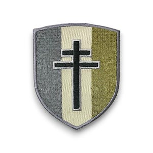 Peut inclure: Écusson en forme de bouclier avec une bordure grise et un design tricolore vertical gris, blanc cassé et vert olive. Une croix noire à double barre est centrée sur l'écusson. L'écusson est probablement un emblème ou une insigne.