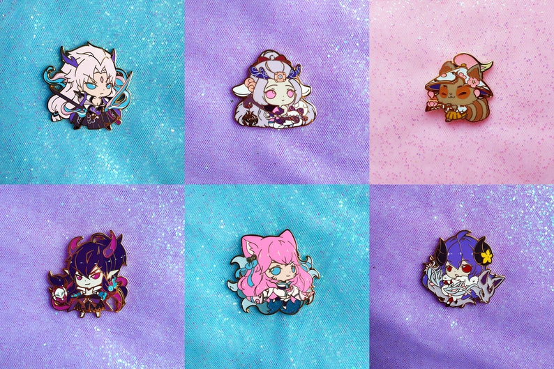 Op de afbeelding: Zes emaillepins met anime-achtige personages. De pins zijn kleurrijk en tonen verschillende personages, waaronder een personage met paars haar en een zwaard, een personage met roze haar en een bloem en een personage met bruin haar en een hoed.