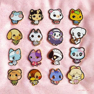 Può includere: Un set di 16 spille smaltate con vari personaggi animali del popolare videogioco Animal Crossing. Le spille sono colorate e presentano una varietà di design, tra cui una rana, uno scoiattolo, un orso, un gatto, un cane, un uccello, un pesce e una tartaruga. Le spille sono perfette per aggiungere un tocco di fantasia al tuo zaino, alla tua giacca o al tuo cappello.