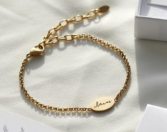 Bracelet doré personnalisé à breloques avec plaque ovale en or 18 carats