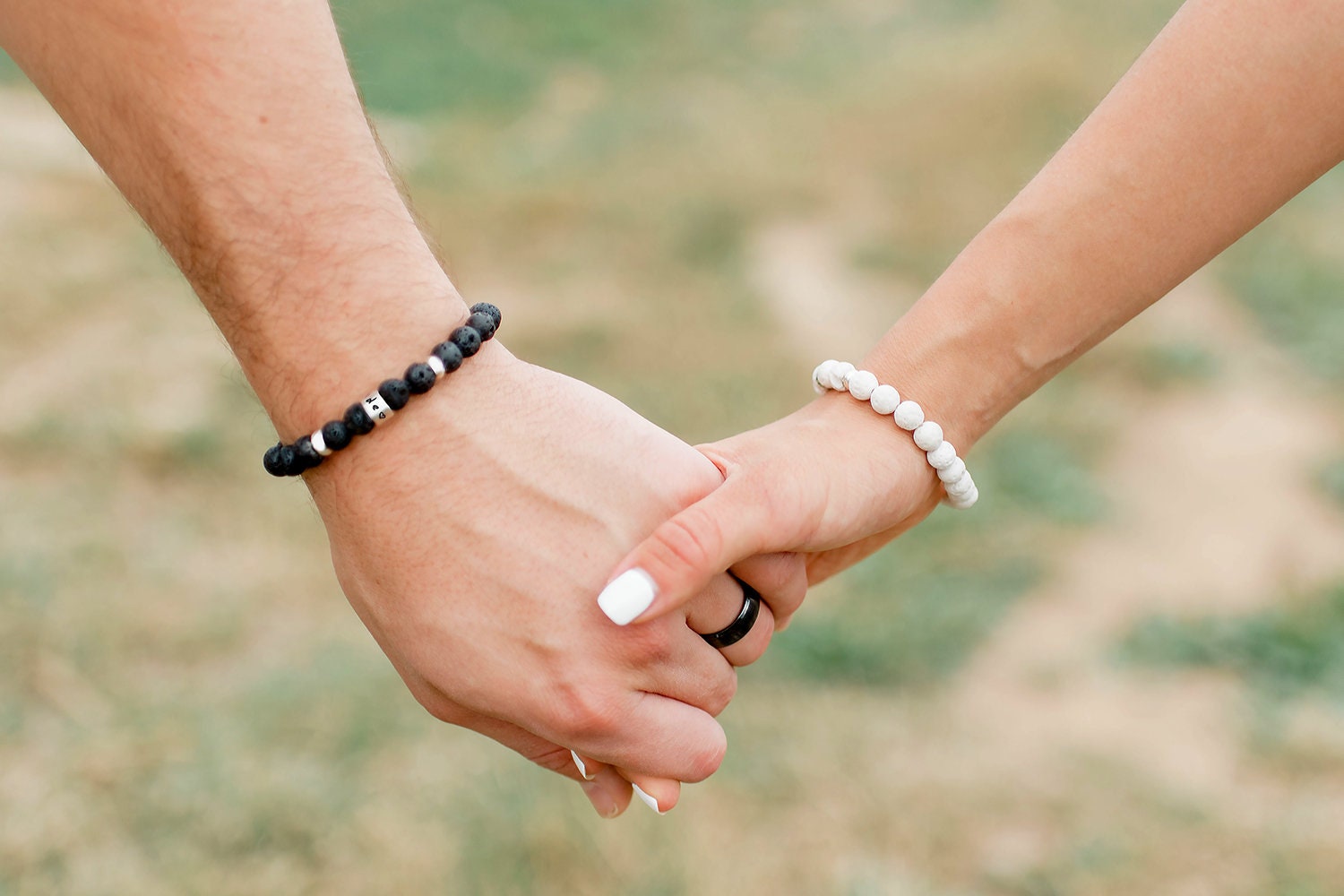Девушка подарила браслет. Вибрирующие браслеты для пар. Парные браслеты для парня и девушки. Влюбленная пара в браслетах. Красные браслеты для пар.
