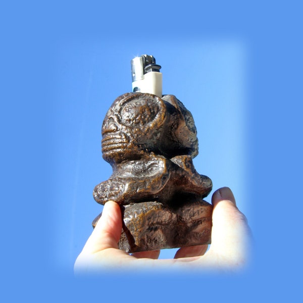 TIKI Statue Feuerzeughülle, handgeschnitzt in Vulkangestein, poliert und gefärbt, wie die Statuen im polynesischen Marae. Es ist zwei-facettiert