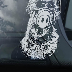 Puede incluir: Una pegatina de vinilo blanco de un cerdo de dibujos animados con un hocico y orejas grandes. El cerdo lleva una máscara y tiene una expresión de sorpresa.