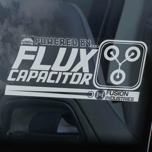 Tillbaka till framtiden bilklistermärke, 'Powered by FLUX CAPACITOR' fönsterdekal stötfångarskylt DMC DeLorean -V2BW