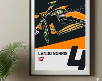 Puede incluir: Impresión artística enmarcada que presenta un coche de carreras de Fórmula 1 en naranja y negro. La impresión incluye el texto "LANDO NORRIS" y el número "4" en blanco. También es visible la bandera del Reino Unido. La obra de arte se muestra en un marco negro.
