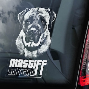 Puede incluir: Una pegatina blanca para la ventana de un coche con una ilustración en blanco y negro de la cabeza de un mastín. El texto "mastiff on board" está debajo de la imagen.