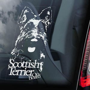 スコティッシュ・テリアが乗っている - 車の窓用ステッカー - スコッティ・スコッティ犬サインデカールギフト - V01