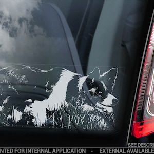 Peut inclure: Un autocollant de chien border collie noir et blanc, imprimé en sens inverse pour une application interne. L'autocollant est sur une vitre de voiture, avec la tête du chien tournée vers la droite. L'autocollant est disponible en différentes tailles.