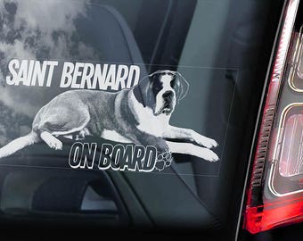 Op de afbeelding: Een witte sticker op een autoruit met een zwart-witte afbeelding van een liggende Sint Bernardushond. De sticker zegt "Saint Bernard On Board" met een pootprint.