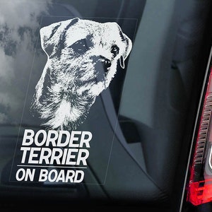 Könnte beinhalten: Weißer Autoaufkleber für die Fensterscheibe mit einem Schwarzweißbild eines Border Terriers und dem Text "BORDER TERRIER ON BOARD".