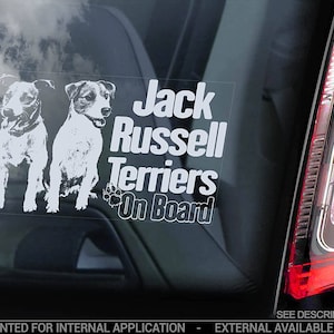 ジャック・ラッセル・テリアが車に乗っています - 車の窓用ステッカー - ラッセルJRT犬用サインデカール - V06