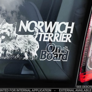 以下が含まれることがあります： 白の車の窓用ステッカーで、黒と白のノーウィッチテリアのイラストと「NORWICH TERRIER On Board」の文字が書かれています。