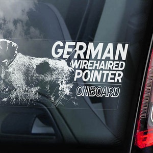 Puede incluir: Pegatina blanca para la ventana del coche con la silueta de un perro Braco Alemán de Pelo Duro y el texto "GERMAN WIREHAIRED POINTER ONBOARD".