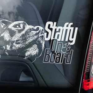 スタッフォードシャー・ブル・テリア - 車の窓用ステッカー - 犬が車に乗っているサイン用デカール スタッフォードシャー・ブル・テリア - V05