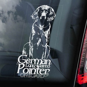Könnte beinhalten: Weiße Silhouette eines Deutsch Langhaar-Pointers auf einem Autofenster mit dem Text "German Longhaired Pointer ONBOARD" unter dem Hund.