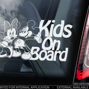 キッズオンボードステッカー - ミッキーマウスの車の窓用デカール 双子の赤ちゃんの子供が乗っているデザイン - パーソナライズされたカスタム名/テキストオプション